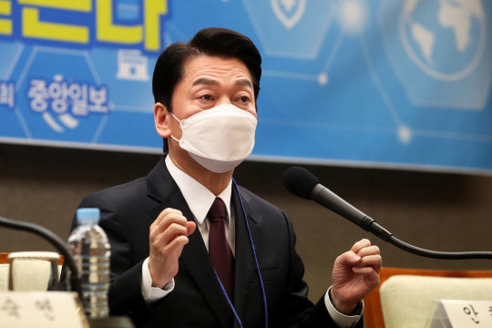 지난 1월20일 안철수 국민의당 대선후보가 서울 중구 한국프레스센터에서 열린 한국행정학회·한국정책학회 주최 대통령 선거 후보자 초청 토론회에서 패널들의 질문에 답하고 있다.[국회사진기자단·연합뉴스]
